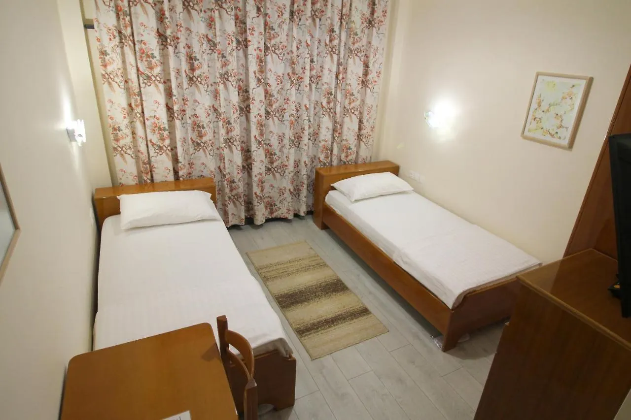 Hotel Ari Sarandë 3*,